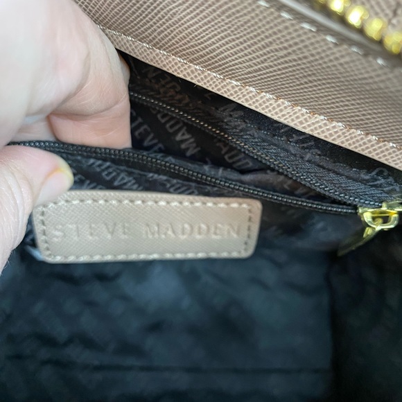 Small Steve Madden hand purse. Tan, taupe color. - Picture 6 of 9